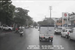 Clip: Người đàn ông đi xe máy sang đường không quan sát suýt thì ”mất Tết”