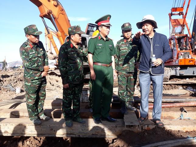 Thiếu tướng Nguyễn Minh Triều, Phó Tư lệnh Quân khu 9 đã có mặt kiểm tra trước khi treo cáp.