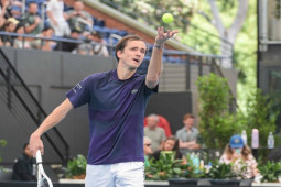 Trực tiếp tennis Adelaide ngày 3: Medvedev cảnh giác cú sốc