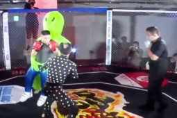 Trận đấu MMA kỳ lạ nhất thế giới: Người ngoài hành tinh quá lợi hại