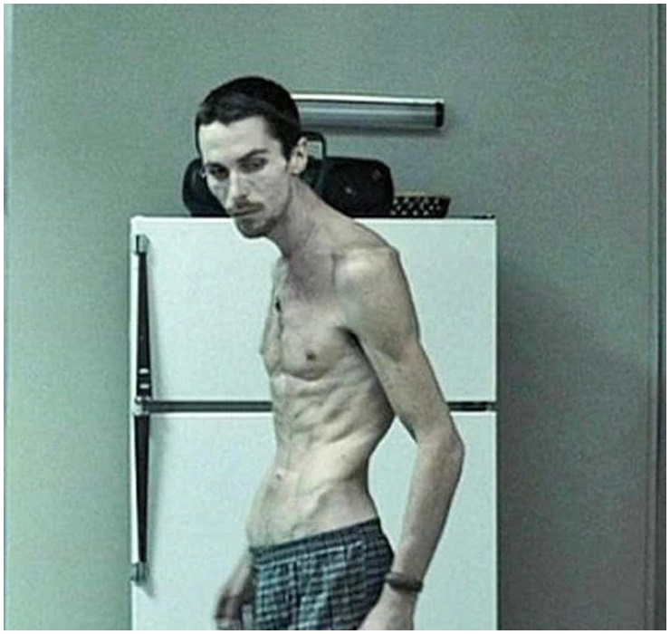 Nam tài tử từng gây sốc dư luận khi giảm 27kg để đóng bộ phim The Machinist. Cho tới khi phim đóng máy, Christian Bale đã tụt tổng cộng gần 54kg.
