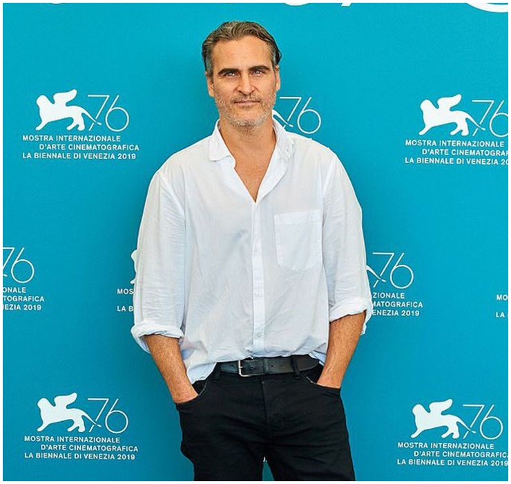 Joaquin Phoenix là một diễn viên và nhà sản xuất phim nổi tiếng người Mỹ. Ông nổi bật với vẻ đẹp cuốn hút, nam tính.&nbsp;
