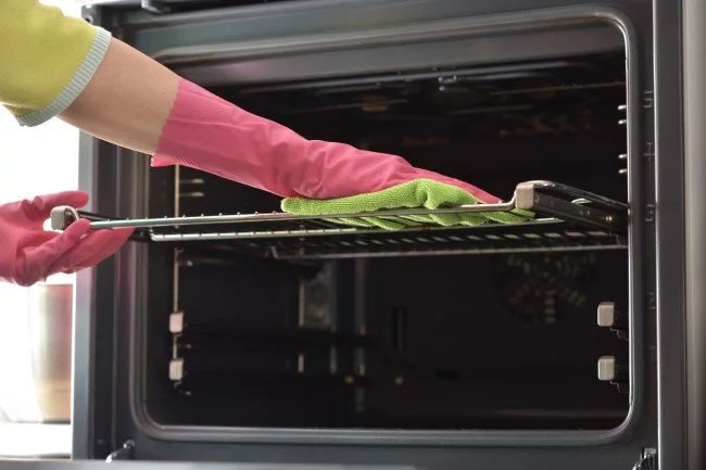 Simple oven cleaning method, eliminating unpleasant odors to make food more delicious - 1