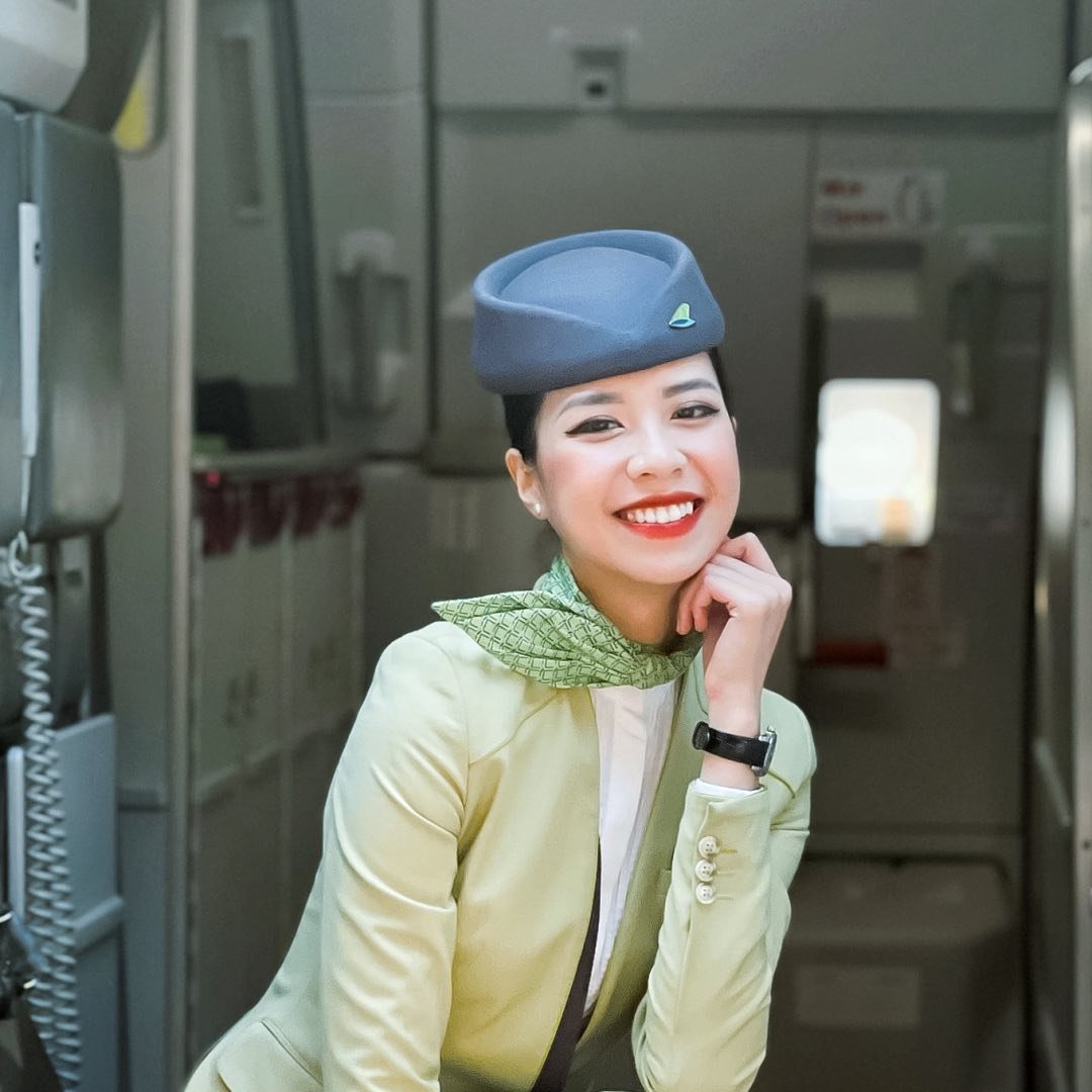 Tống Khánh Linh trở thành nữ tiếp viên trưởng trẻ nhất hãng Pacific Airlines năm 21 tuổi. Hiện tại cô đang làm việc cho hãng Bamboo Airways với vị trí tương tự.