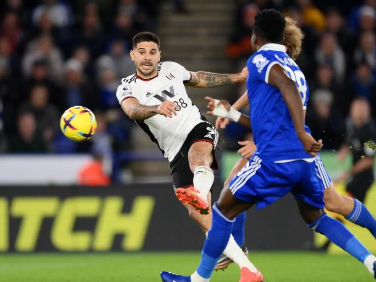 Mitrovic (áo trắng) giúp Fulham thắng nhẹ