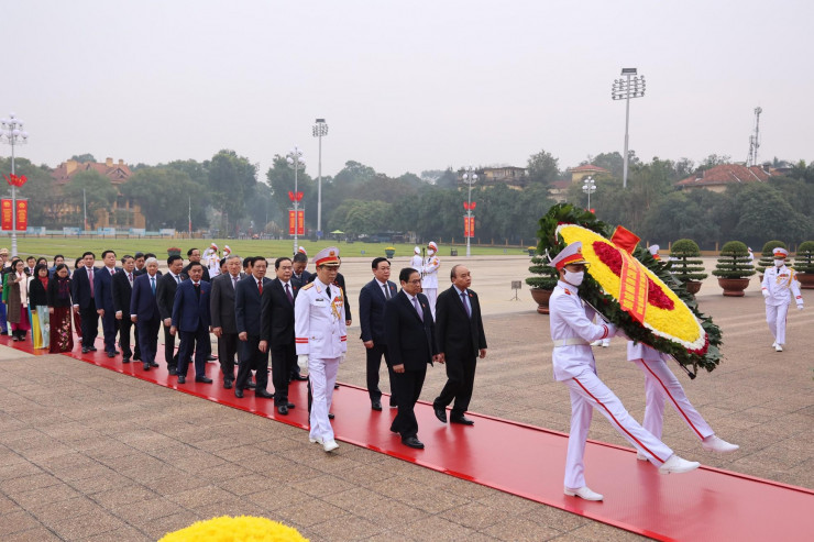 Hình ảnh Chủ tịch nước Nguyễn Xuân Phúc, Thủ tướng Chính phủ Phạm Minh Chính, Chủ tịch Quốc hội Vương Đình Huệ dẫn đầu đoàn đại biểu vào Lăng viếng Chủ tịch Hồ Chí Minh.