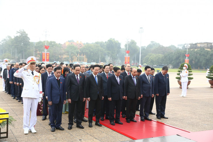 Trước phiên khai mạc kỳ họp bất thường lần hai, Quốc hội khóa XV, Chủ tịch nước Nguyễn Xuân Phúc, Thủ tướng Chính phủ Phạm Minh Chính, Chủ tịch Quốc hội Vương Đình Huệ dẫn đầu đoàn đại biểu vào Lăng viếng Chủ tịch Hồ Chí Minh.