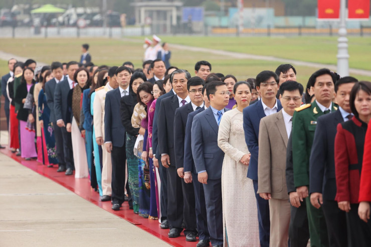 Đoàn đại biểu Quốc hội vào Lăng viếng Chủ tịch Hồ Chí Minh.