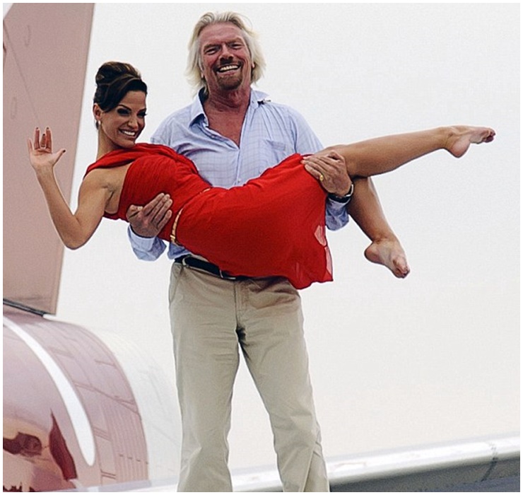 Richard Branson, ông chủ của Virgin Group nổi tiếng là một người luôn thích làm những điều gây sốc. Hiếm có nhân vật nào chịu chơi và mạo hiểm như Richard Branson với nhiều chiêu trò độc lạ.
