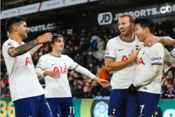 Bảng xếp hạng Ngoại hạng Anh: Tottenham áp sát MU, đội Lampard lo xuống hạng