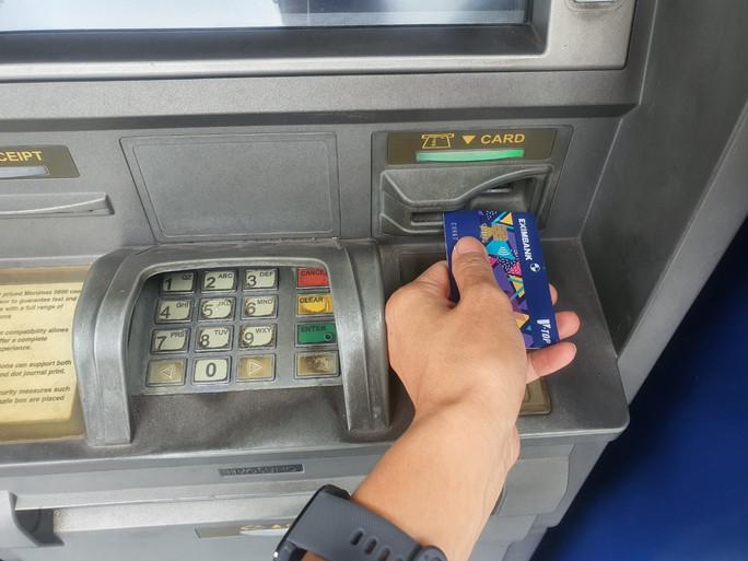 Rút tiền mặt tại ATM giảm mạnh