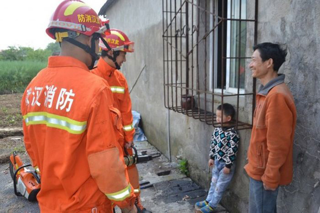 Thế này chắc lần sau chừa không dám nghịch dại nữa.
