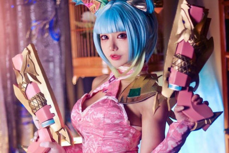 Dân mạng mê mẩn với phiên bản cosplay xạ thủ Violet Pháo Hoa Neon siêu lung linh