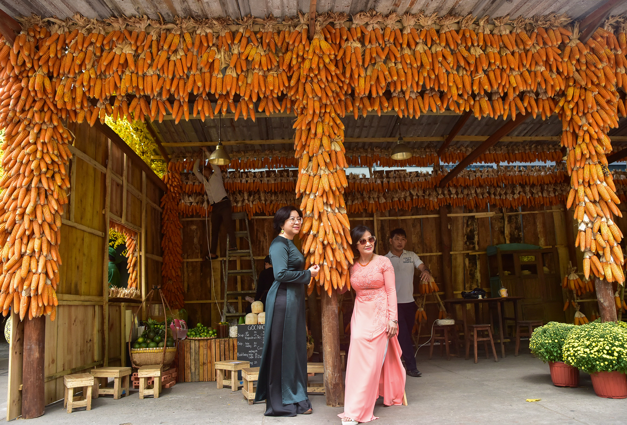 Ngoài mai vàng chủ đạo, một số không gian mới với cảnh vật đặc trưng của vùng Tây Bắc được tái hiện. Hình ảnh trước gian nhà treo hàng nghìn bắp ngô phơi khô, một phong tục của nhiều dân tộc vùng Tây Bắc.