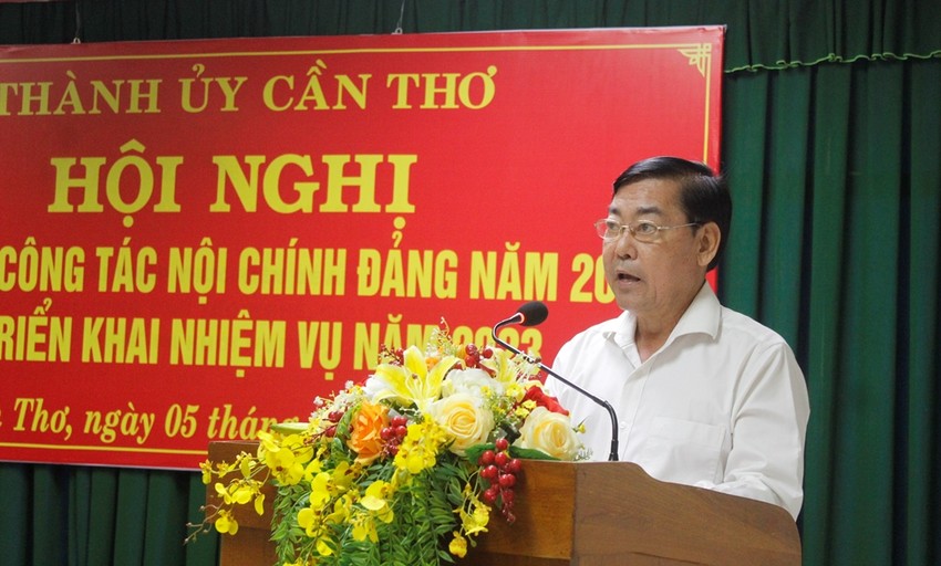 Ông Đinh Công Út, Phó Trưởng ban Thường trực Ban Nội chính Thành ủy báo cáo tại hội nghị. Ảnh: NHẪN NAM