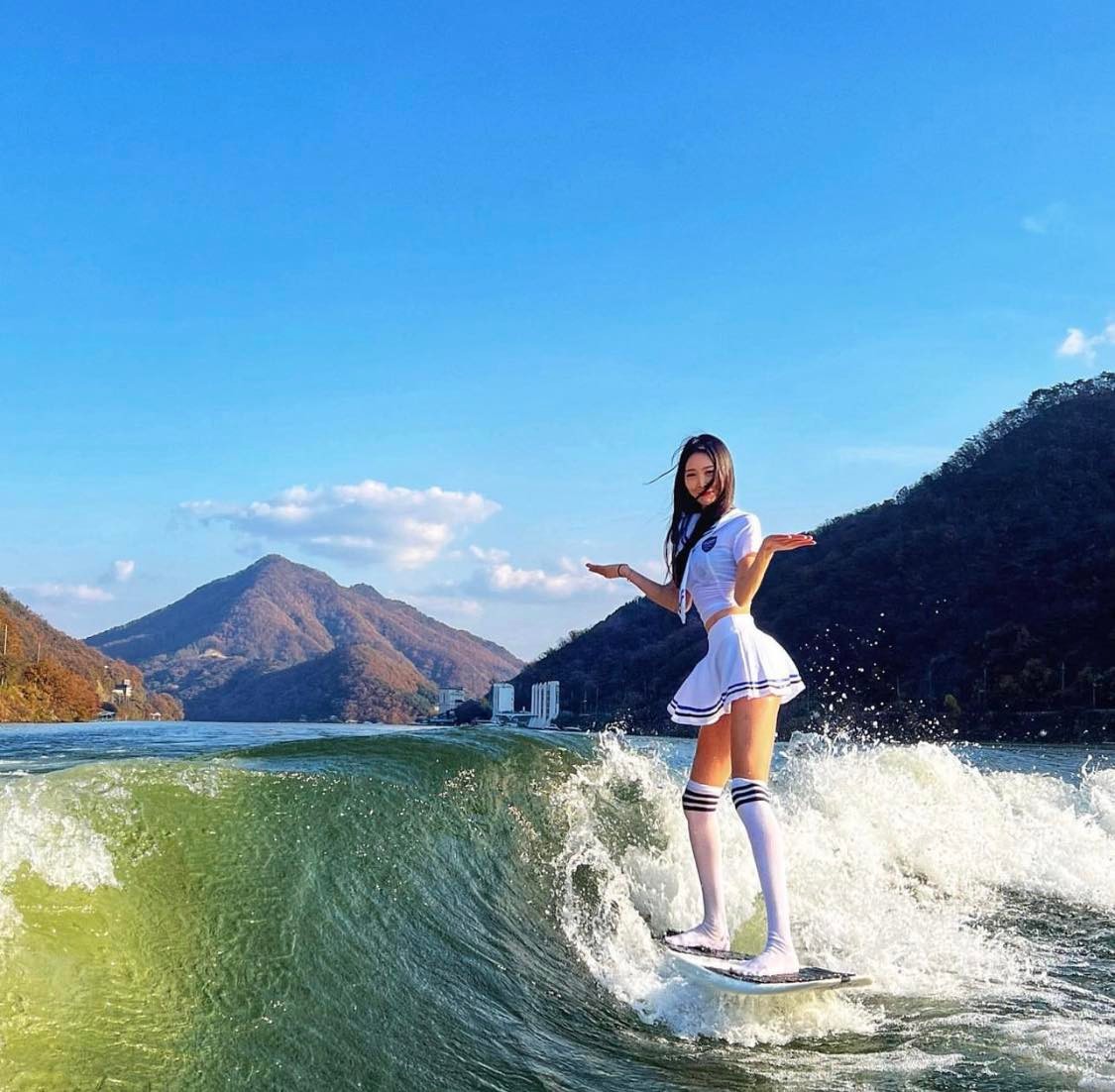 Cô gái Hàn Quốc diện trang phục thủy thủ đi lướt sóng, khoe đường cong cuốn hút.