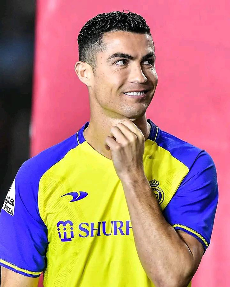Cristiano Ronaldo vừa chính thức ra mắt các fan Al Nassr