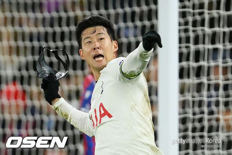 Son Heung Min ném mặt nạ ăn mừng đầy phấn khích khi phá dớp 4 tháng trời tịt ngòi ở Premier League