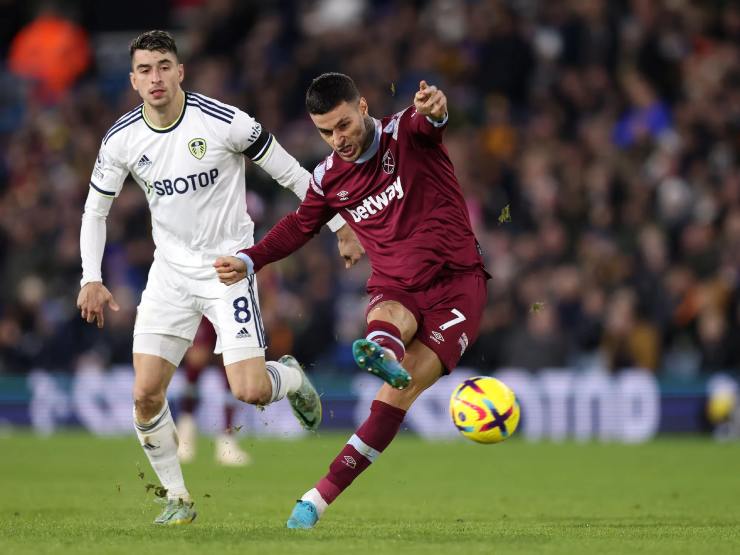 Trận đấu giữa Leeds (áo trắng) và West Ham diễn ra hấp dẫn