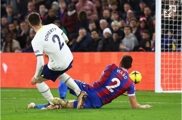 Hậu vệ người Cộng hòa Ireland Matt Doherty lên tham gia tấn công và ghi bàn