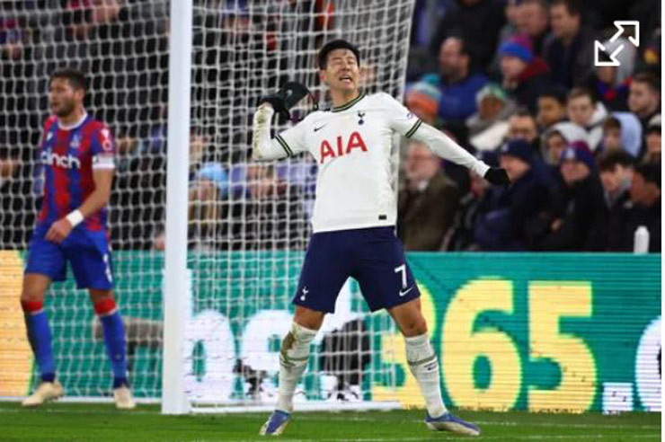 Son Heung Min cởi phăng mặt nạ khi ăn mừng bàn thắng của mình