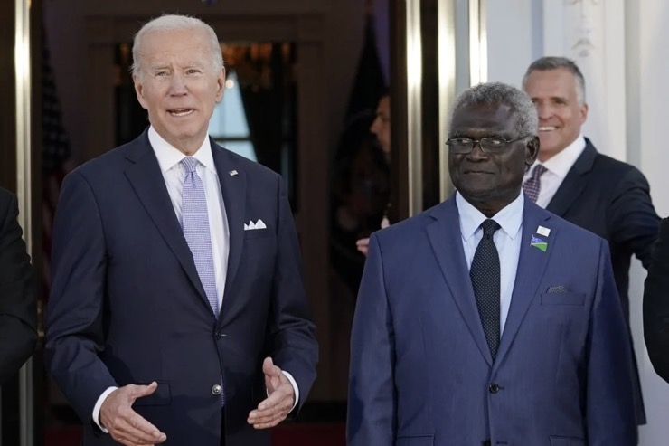 Tổng thống Mỹ Joe Biden (trái) đứng bên cạnh Thủ tướng Quần đảo Solomon ở Nhà Trắng vào tháng 9/2022.