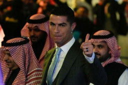 Ronaldo ra mắt Al Nassr nhận tin dữ: Lĩnh án phạt từ Anh, bị treo giò 2 trận?