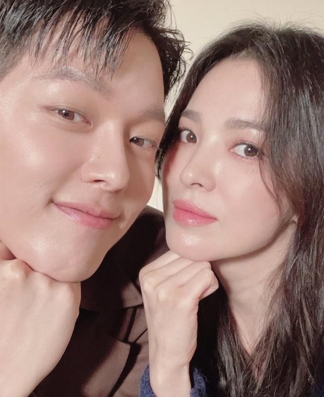 Trước đó, Song Hye Kyo bị nghi “phim giả tình thật” với Jang Ki Yong. Ảnh: IG.