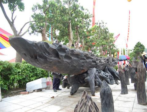 Bộ tác phẩm gồm 5 chiếc thuyền với nhiều kích cỡ khác nhau làm bằng gỗ sao đen mô tả trận chiến trên sông Bạch Đằng. Ảnh: Vietnamnet.