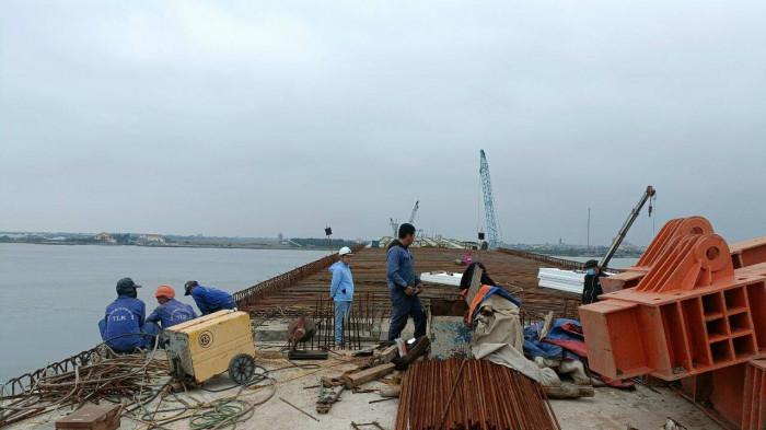 Hối hả thi công cầu vượt sông Hồng nối Thái Bình &#8211; Nam Định ngày cận Tết - hình ảnh 2