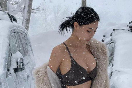 Hot girl thế giới đua nhau chơi trội, gây sốc khi mặc bikini ngoài trời tuyết