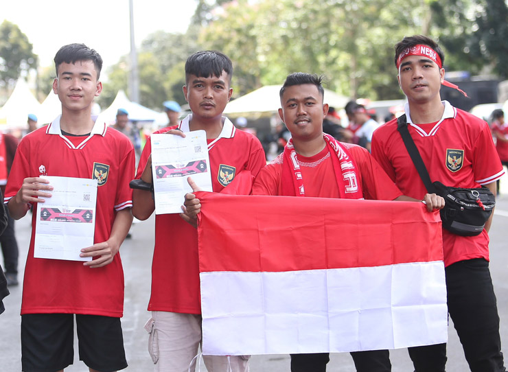 Các CĐV Indonesia hào hứng khoe tấm vé vào sân