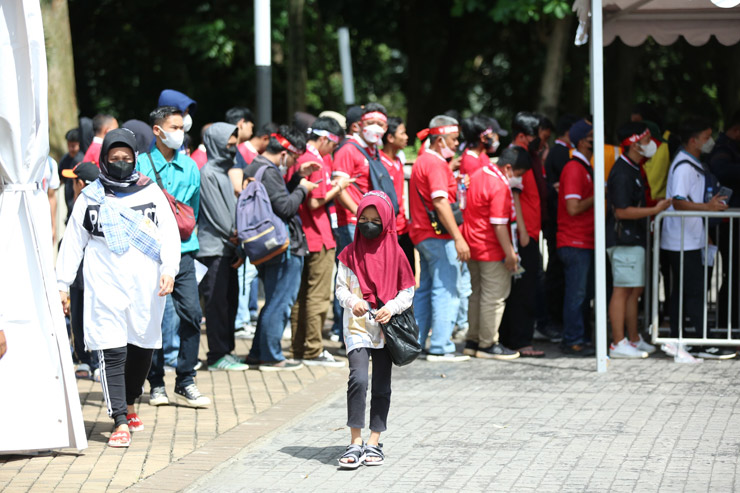 Fan nữ Indonesia xinh đẹp tiếp lửa đội nhà đấu ĐT Việt Nam ở AFF Cup - 9