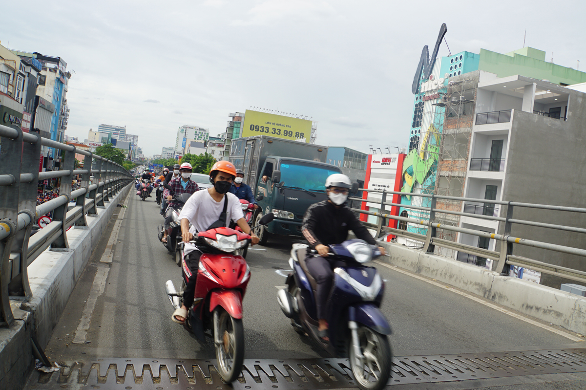 Đầu giờ chiều 6/1, 3 ô tô lưu thông trên cầu vượt thép Lăng Cha Cả (quận Tân Bình, TP.HCM) va chạm liên tiếp vào nhau khiến các phương tiện án ngữ một phần mặt cầu.