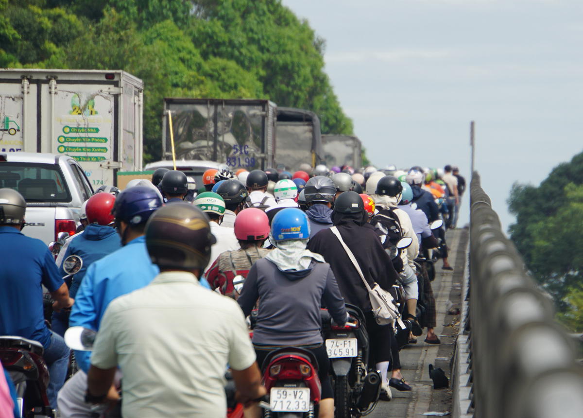 Cửa ngõ Tân Sơn Nhất ùn tắc vì ô tô tông nhau trên cầu vượt - 4