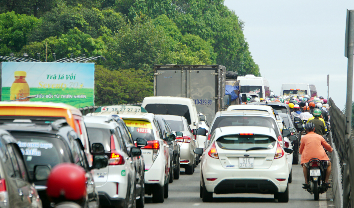 Dù lực lượng CSGT nhanh chóng có mặt giải quyết hiện trường, di dời các phương tiện có liên quan vụ tai nạn đi nơi khác nhưng giao thông qua khu vực cầu vượt Lăng Cha Cả vẫn còn ùn tắc kéo dài.