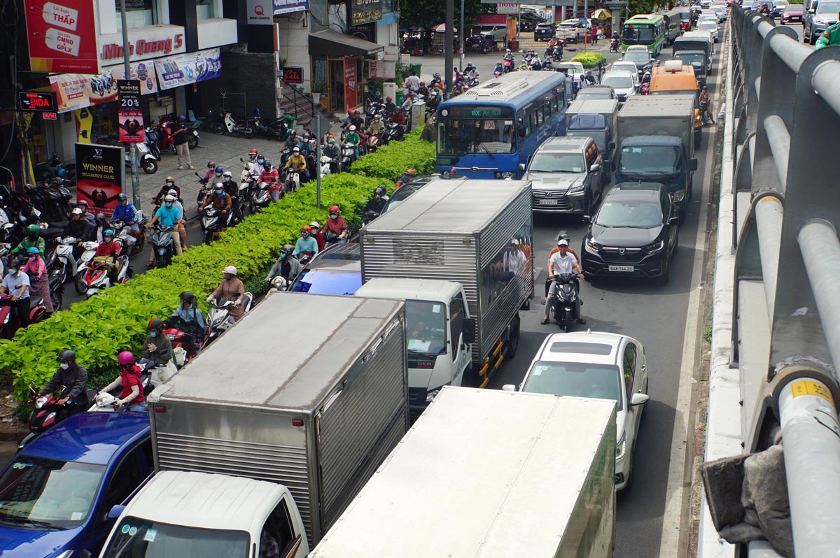 Các phương tiện di chuyển khó khăn qua khu vực cầu vượt Lăng Cha Cả.