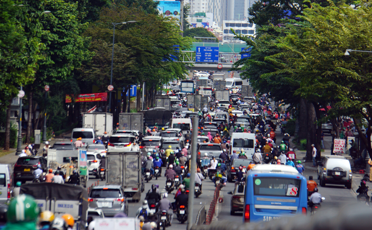 Đường Hoàng Văn Thụ hướng vẫn sân bay Tân Sơn Nhất các phương tiện di chuyển khó khăn sau tai nạn giao thông trên cầu vượt. Đến hơn 14h cùng ngày, giao thông qua khu vực trở lại bình thường.