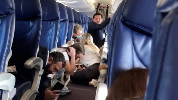 Hành khách máy bay náo loạn khi Mexico điều động quân sự bắt trùm ma túy - 1