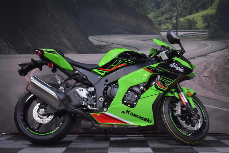 1. 2023 Kawasaki Ninja ZX10R thiết kế đáp ứng các tiêu chuẩn nghiêm ngặt của một siêu mô tô đường đua. Xe trang bị nhiều công nghệ hỗ trợ lái xe như: kiểm soát bám đường S-KTRC, sang số nhanh, chế độ kiểm soát khởi động, chức năng quản lý cua góc, kiểm soát phanh động cơ và hàng loạt công nghệ cao khác. Những trang bị này giúp xe hoạt động ổn định và hiệu quả.&nbsp;