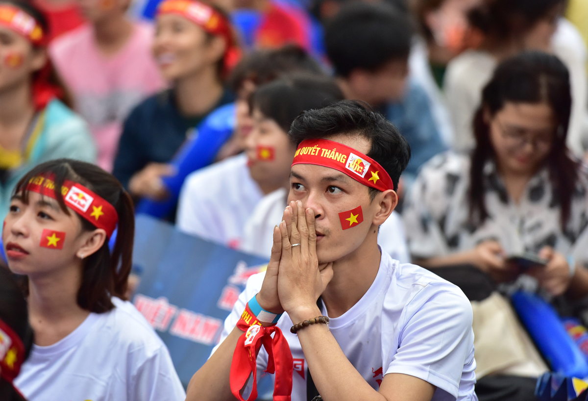 Nhiều người hâm mộ theo dõi trận đấu thót tim khi các cầu thủ chủ nhà suýt ghi bàn vào lưới đội tuyển Việt Nam. Một số người chắp tay cầu nguyện cho đội tuyển thoát khỏi bàn thua.