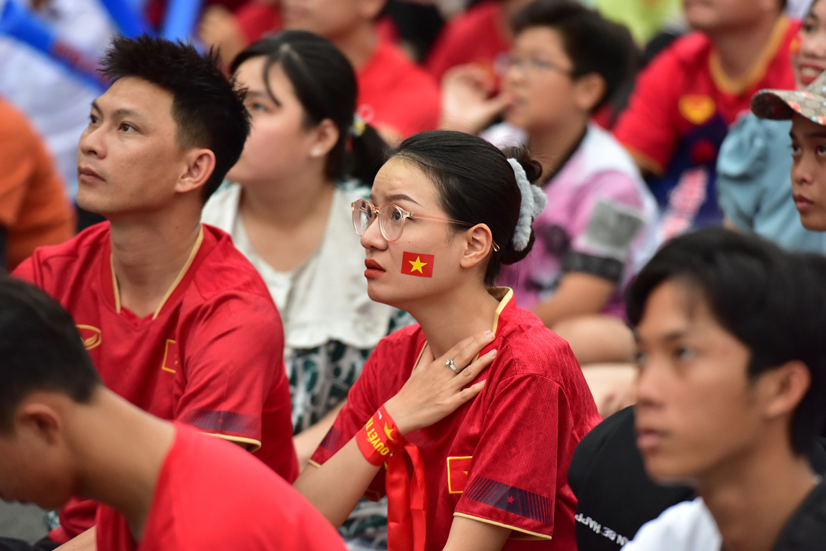 “Trận đấu không có tỷ số nhưng khá hấp dẫn, nhiều lần thót tim khi thủ môn Đặng Văn Lâm liên tục cứu thua cho đội tuyển”, nữ CĐV Thuỳ Vân cho hay.