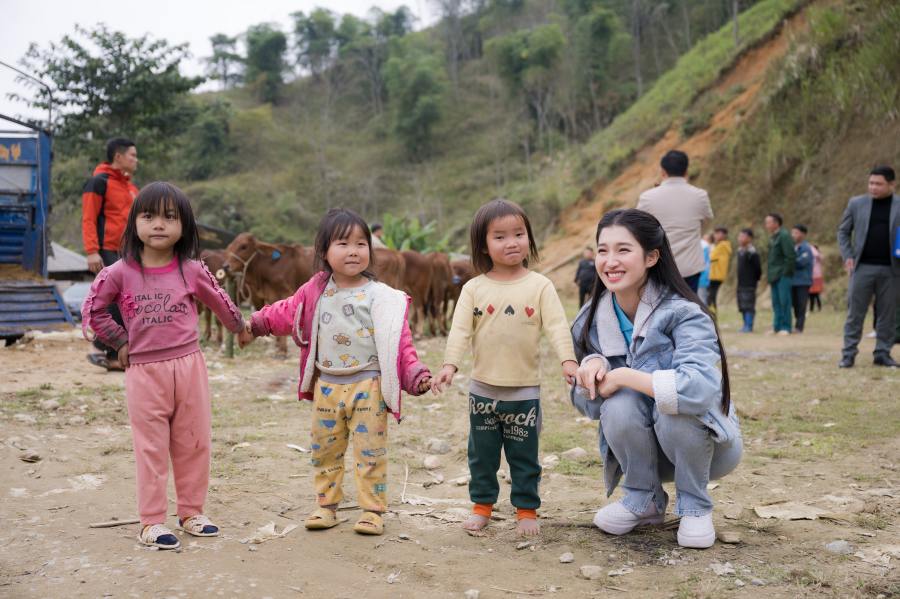 Đi dắt bò, nàng hậu quê Thanh Hoá mặc giản dị vẫn đẹp rạng ngời - 1