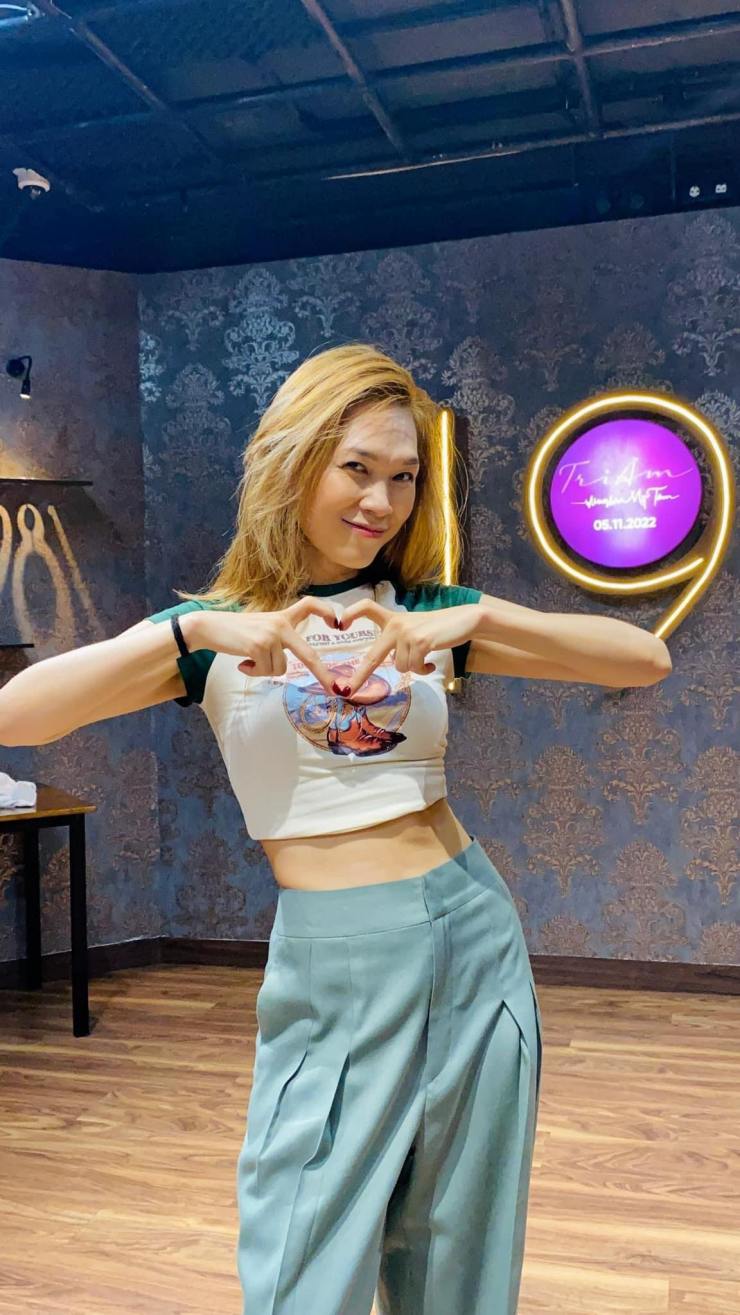 Cô thường xuyên mặc áo croptop khoe eo thon, nhan sắc rạng rỡ đời thường.
