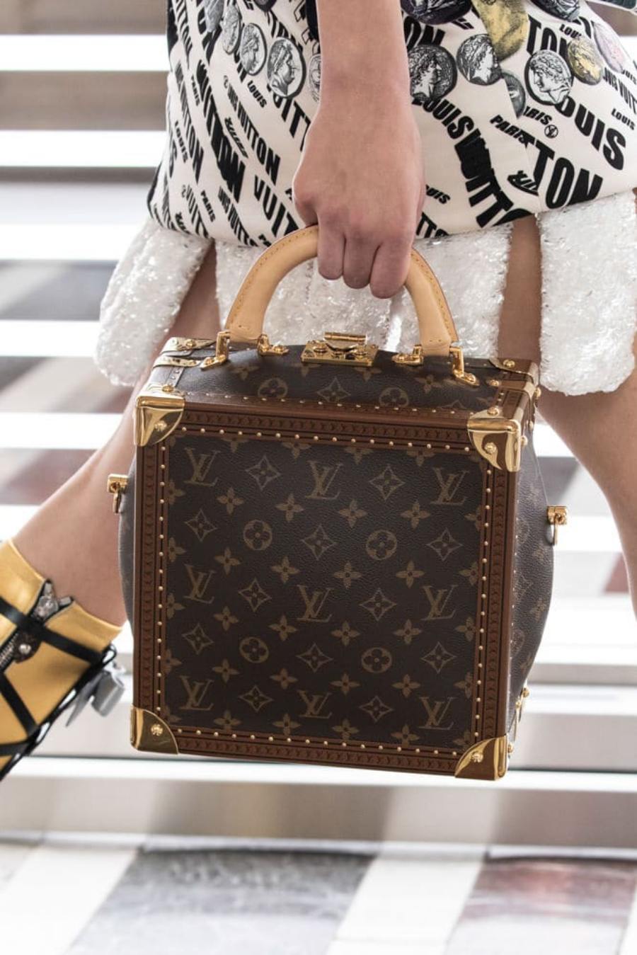 Thiết kế mang hoạ tiết trứ danh monogram của nhà mốt Louis Vuitton.