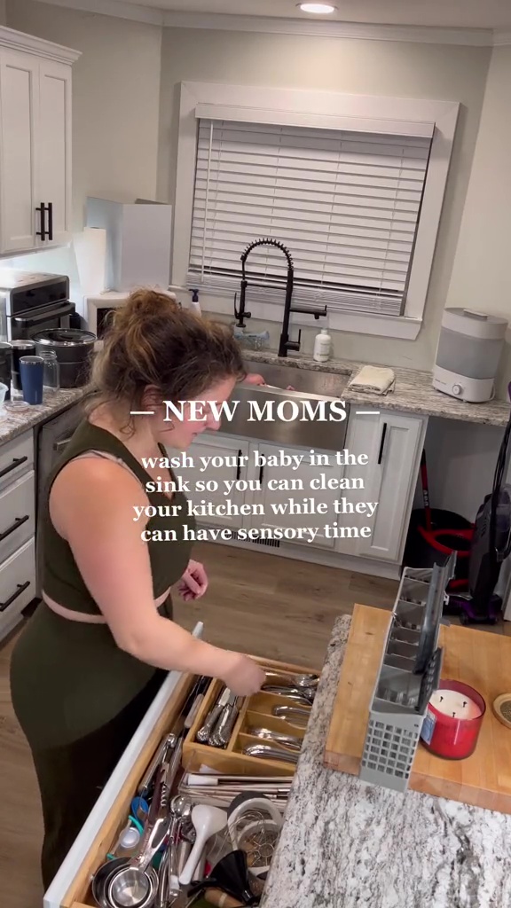 Người mẹ đặt em bé của mình vào bồn rửa để làm việc nhà