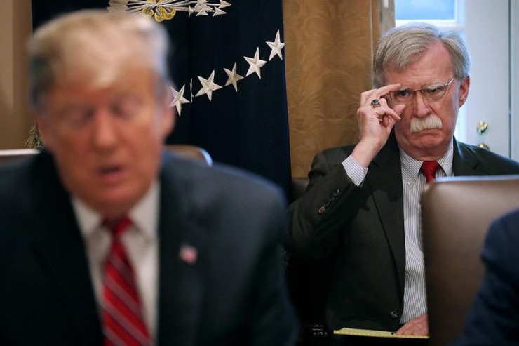 Cựu Cố vấn an ninh quốc gia Mỹ John Bolton (phía sau) và cựu Tổng thống Donald Trump. Ảnh: Chip Somodevilla/GETTY IMAGES