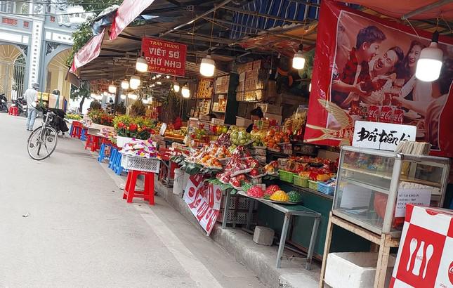 Quầy trưng biển “đổi tiền lẻ” duy nhất tại lối vào Phủ Tây Hồ (Hà Nội).