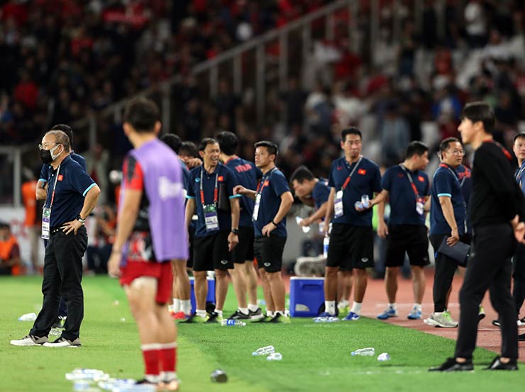 Sau khi trận đấu giữa ĐT Indonesia và ĐT Việt Nam kết thúc với tỉ số hòa 0-0, HLV Park Hang Seo và HLV Shin Tae Yong đều bước ra sát đường biên dọc để hướng mắt về phía các cầu thủ của mình