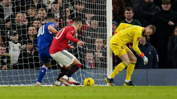 De Gea để bóng lọt qua hai chân mình khiến MU bị Everton sớm gỡ hòa 1-1
